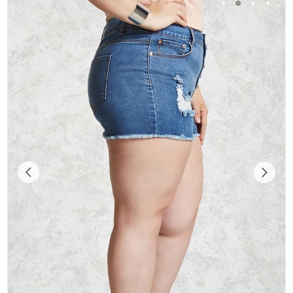 Plus size frayed jean shorts - Picture 2 of 5